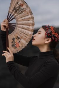 韩国女性题材电影海报，母女两人背对镜头望向窗外，光线柔和写实风格